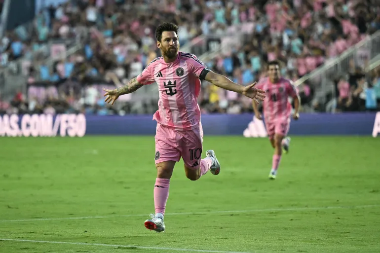 Olùṣeré agbábọ́ọ̀lù agbára Argentina ti Inter Miami, Lionel Messi, ń ṣe ayẹyẹ lẹ́yìn tí ó gba gọ́ọ̀lì àkọ́kọ́ agbẹ́gbẹ́ rẹ láti ìfikún ọfẹ́ nígbà eré MLS lòdì sí Nashville SC ní Chase Stadium ní Fort Lauderdale, Florida, AMẸRIKA, ní ọjọ́ 12 Oṣù Keje, 2025 [Chandan Khanna/AFP]