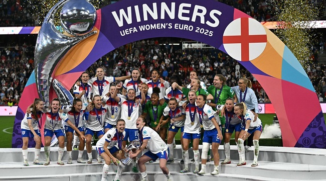Leah Williamson (CL) ati agbabọọlu #04 Keira Walsh (CR) ti England gbe ife ẹyẹ naa soke bi England ṣe n ṣe ayẹyẹ idije bọọlu afẹsẹgba UEFA Women's Euro 2025 laarin England ati Spain ni St. Àgbà eré ìdárayá Jakob-Park ní Basel, ní July 27, 2025. (Àwòrán látọ̀dọ̀ Fabrice COFFRINI / AFP)