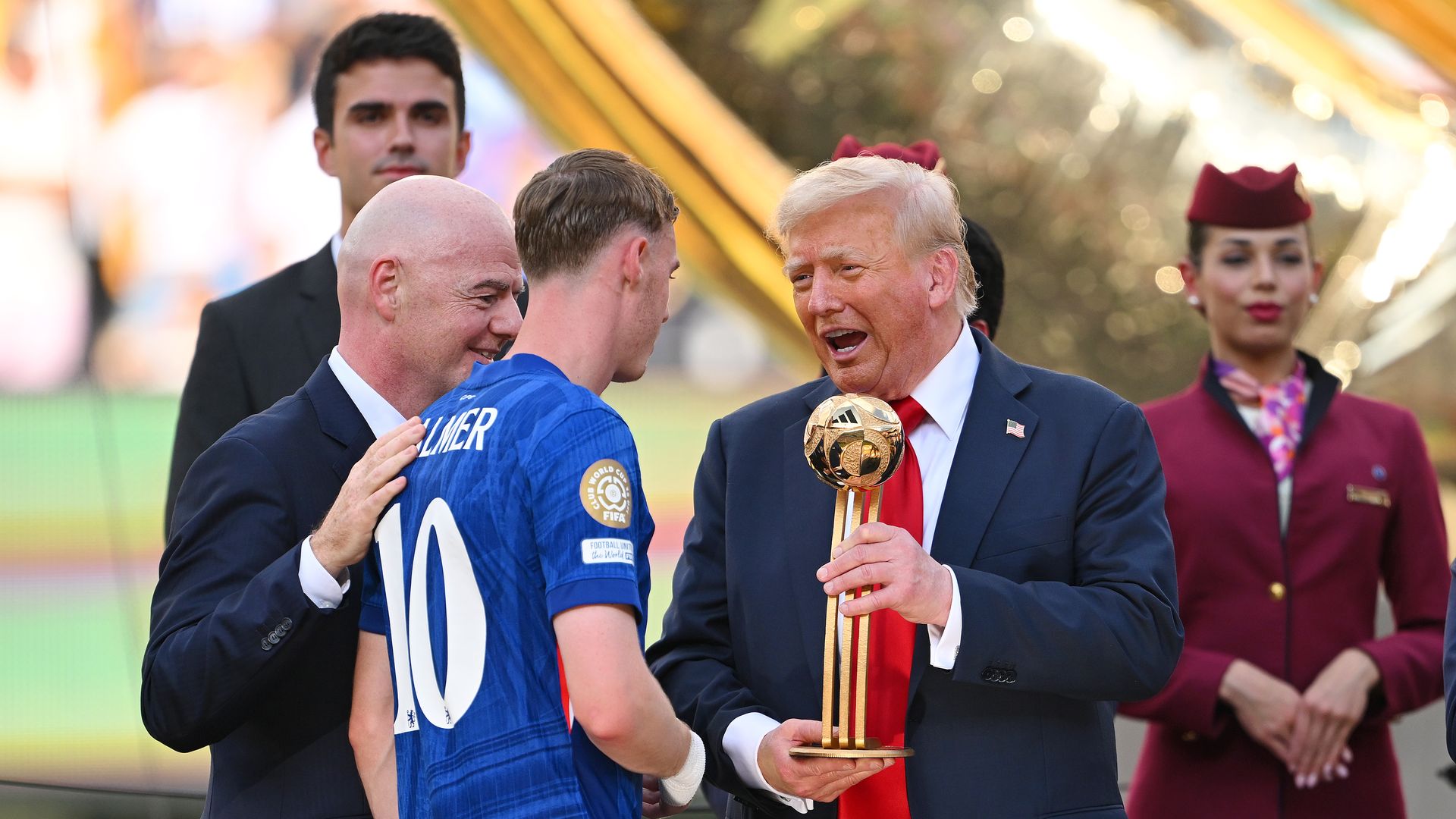 Alakoso FIFA Gianni Infantino, Cole Palmer ti Chelsea ati Alakoso Trump pẹlu Adidas Golden Ball lẹhin ti ẹgbẹ agbabọọlu Gẹẹsi FIFA Club World Cup 2025 ti ṣẹgun Paris Saint-Germain ni papa isere MetLife ni East Rutherford, New Jersey, ọjọ Sundee. Fọto: David Ramos / Getty Images