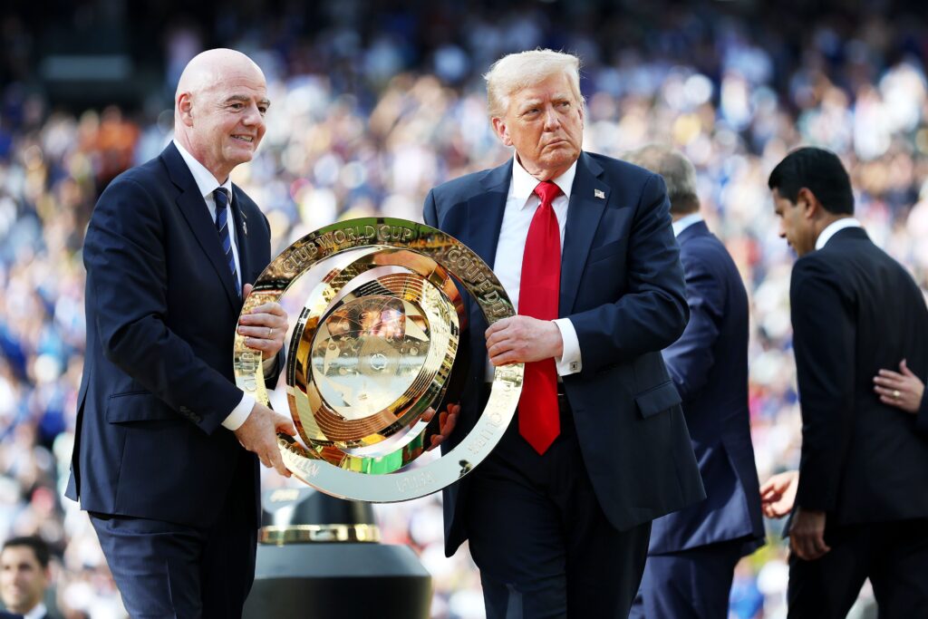 Infantino ati Trump di idije FIFA Club World Cup mu lẹyin ere Chelsea-Paris Saint-Germain. Fọto: Michael Regan - FIFA/FIFA nipasẹ Getty Images