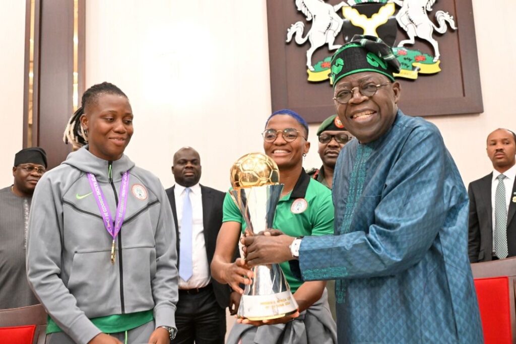 Olusole egbe super Falcon, Balogun egbe super Falcon ati Arre Bola Tinubu gbe Ife eye WAFCON ni abuja.