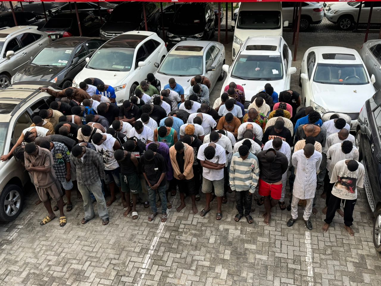 EFCC Ti Mú Àwọn Ènìyàn 93 Tí Wọ́n Fura Sí Pé Wọ́n Jẹ́ Elétàn Orí Ayélujára Ní Abeokuta