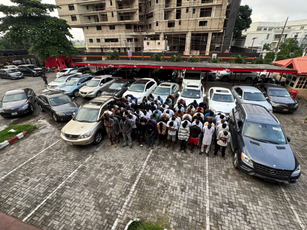 EFCC Ti Mú Àwọn Ènìyàn 93 Tí Wọ́n Fura Sí Pé Wọ́n Jẹ́ Elétàn Orí Ayélujára Ní Abeokuta