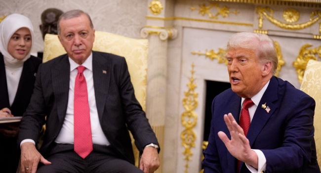 Orílẹ̀-èdè Amẹ́ríkà Ààrẹ Donald Trump, pẹ̀lú Ààrẹ Turkey Recep Tayyip Erdogan (2nd-L), sọ̀rọ̀ lásìkò ìpàdé ní Oval Office ní White House ní September 25, 2025 ní Washington, DC. (Àwòrán láti ọwọ́ Andrew Harnik / GETTY IMAGES NORTH AMERICA / Getty Images nípasẹ̀ AFP